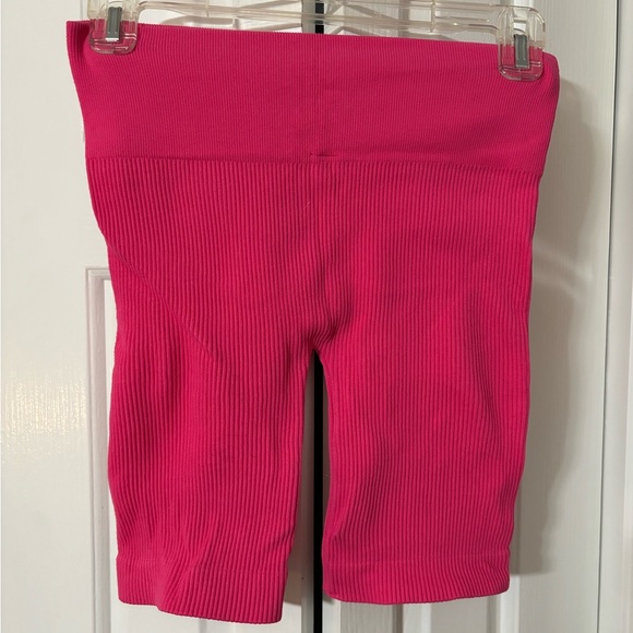 Size Large/XL women’s hot pink biker shorts NWOT - Picture 2 of 3